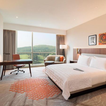 Le Meridien Putrajaya Dış mekan fotoğraf A guest room at the hotel