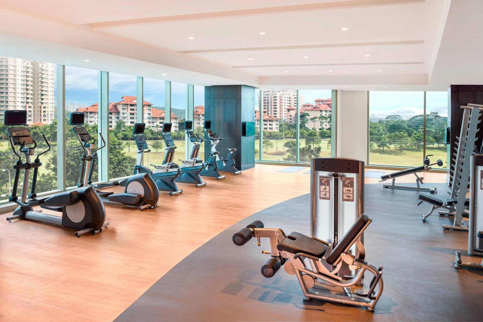 Le Meridien Putrajaya Dış mekan fotoğraf A gym at a condominium in Singapore