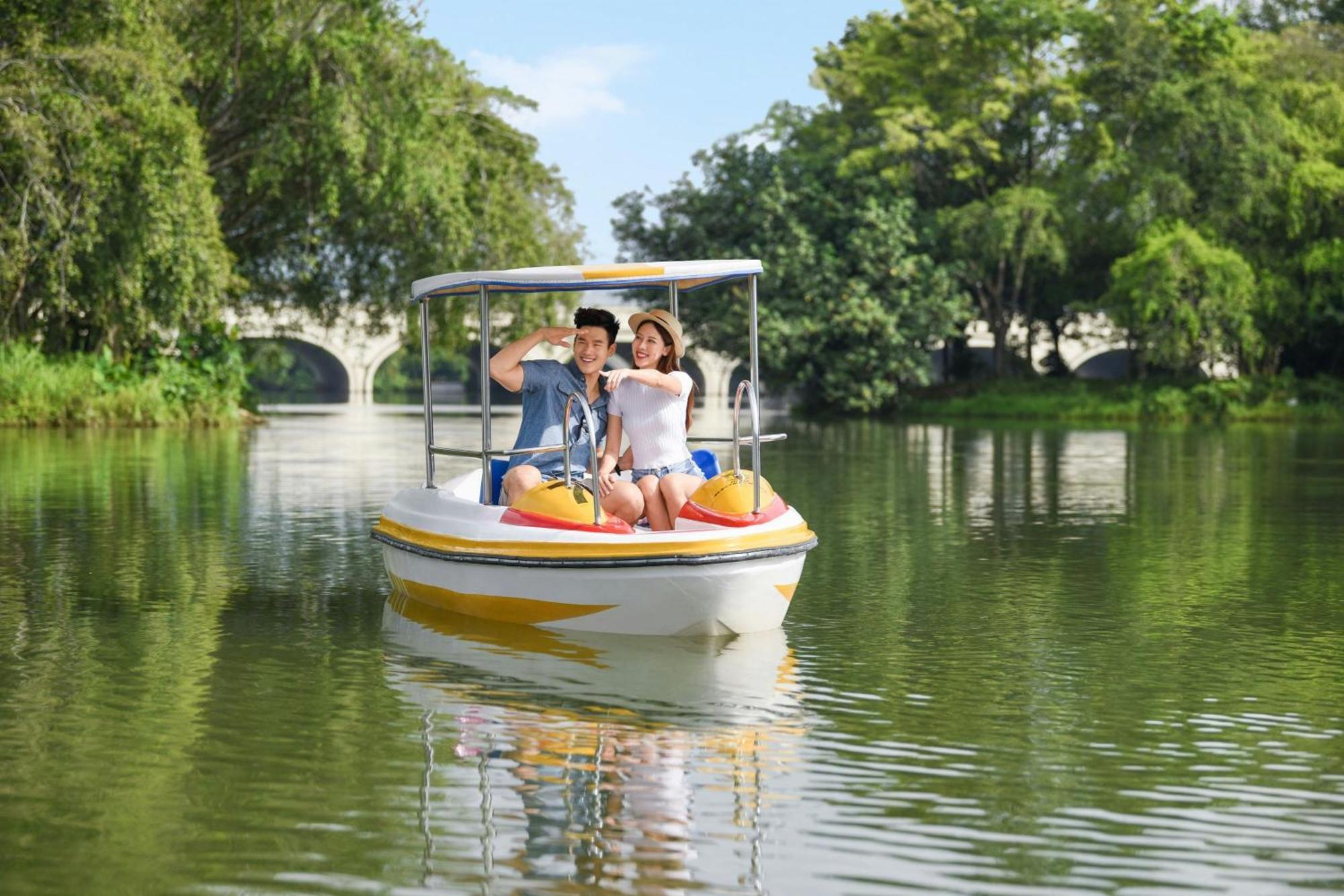 Le Meridien Putrajaya Dış mekan fotoğraf Boating at the West Lake